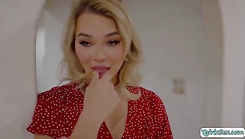 Sexy blonde babe with perfect lips has deepthroat rimming