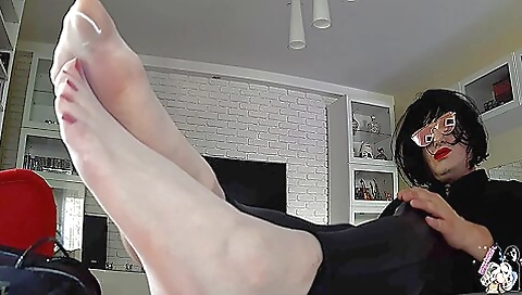 Amateur foot fetish video featuring a hot brunette