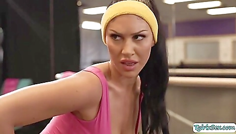 Brunette and tattooed babe enjoy a deepthroating threesome